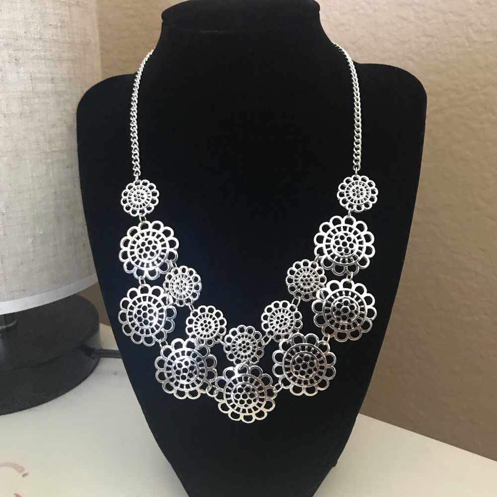 Cute Silver Flower Necklace.